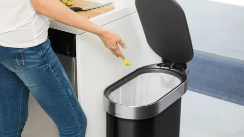 פח פלסטיק דוושה צר שחור 40 ל' סימפליומן | Simplehuman
