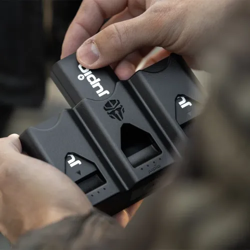 מטען וספק כוח לסוללות Jupio Tri-Charge Canon LP-E6