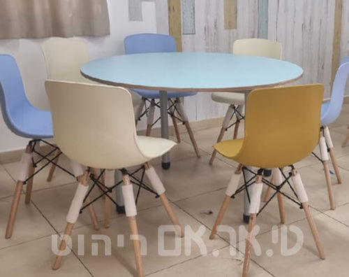 שולחן עגול לחדר מורים