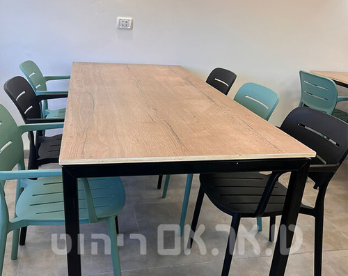 שולחן בחדר אוכל זיקה תעשיות