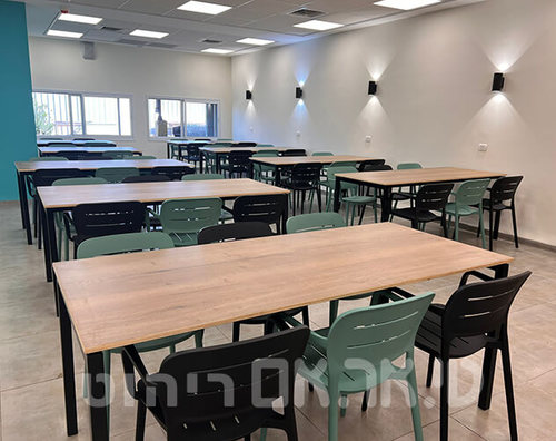 שולחן וכסאות מרגי