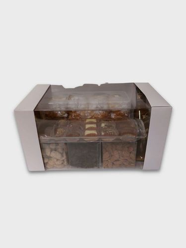 ערכת כיבוד מושקעת ומפנקת מגש פרלינים, מגוון סוגי פיצוחים,  ליקר וקופסת גביניות
