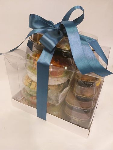 ארוחת בוקר מפוארת לזוג מאפים, סלטים, גבינות, מתוקים וכוסות מוזלי אישיות