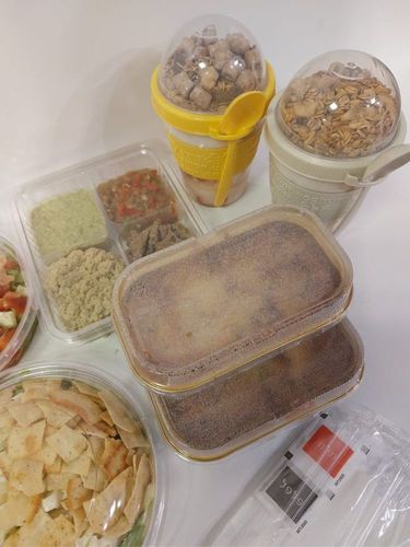 ארוחת בוקר מפוארת לזוג מאפים, סלטים, גבינות, מתוקים וכוסות מוזלי אישיות