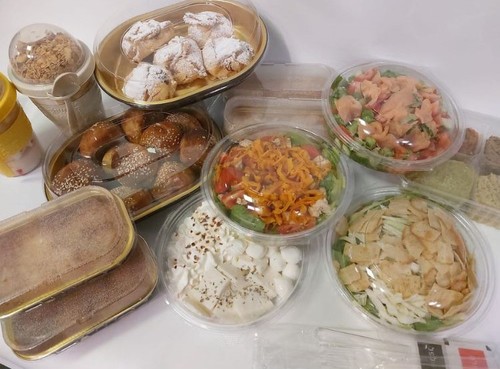 ארוחת בוקר מפוארת לזוג מאפים, סלטים, גבינות, מתוקים וכוסות מוזלי אישיות