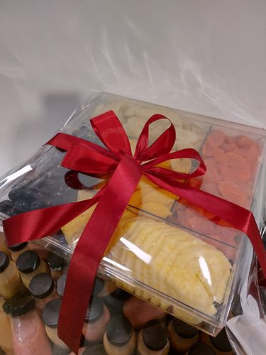 מארז שייקים ומגש פירות בקופסת לוסייט