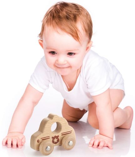 מכונית משטרה עם גלגלים מסתובבים מעץ טבעי