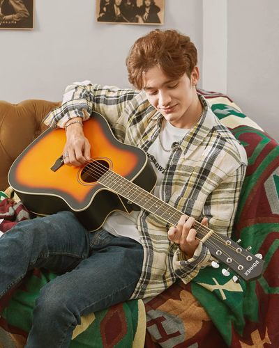 ערכת גיטרה אקוסטית DAG1CS בצבע סאנברסט + תיק + קאפו + רצועה + מפרטים ועוד | מהבאנדלים המשתלמים בישראל מבית DONNER