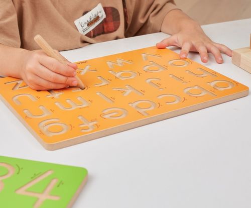 לוח אישי לתרגול כתיבה ולימוד אותיות A-B-C גדולות באנגלית