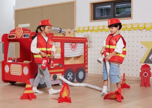 כבאית ענקית עם זרנוק מים, צינור, סולם, מטף, ברז כיבוי ומגוון פעילויות, אביזרים, אורות וצלילים