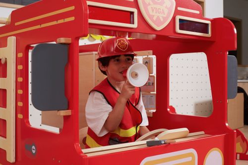 כבאית ענקית עם זרנוק מים, צינור, סולם, מטף, ברז כיבוי ומגוון פעילויות, אביזרים, אורות וצלילים