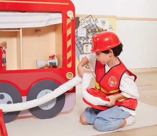 כבאית ענקית עם זרנוק מים, צינור, סולם, מטף, ברז כיבוי ומגוון פעילויות, אביזרים, אורות וצלילים