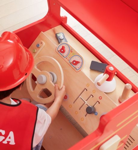 כבאית ענקית עם זרנוק מים, צינור, סולם, מטף, ברז כיבוי ומגוון פעילויות, אביזרים, אורות וצלילים