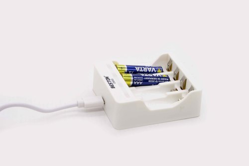 מטען ל4 סוללות בחיבור USB
