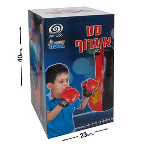 שק איגרוף עם כפפות
