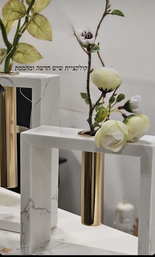 אגרטל מתכת זהב במסגרת שיש, אקססוריז מהמם לשולחן/מזנון/נישה