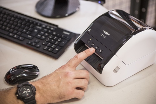 מדפסת מדבקות אלחוטית למשלוחים ולהדפסת ברקודים Brother QL-1110NWB