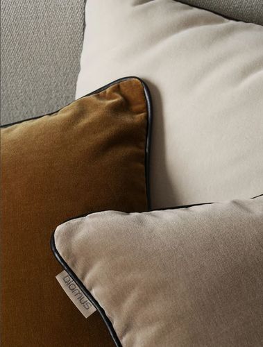 כרית מילוי נוצות 30X50 חום VELVET Cushion Rustic Brown