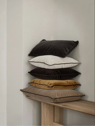 כרית מילוי נוצות 30X50 חום VELVET Cushion Rustic Brown
