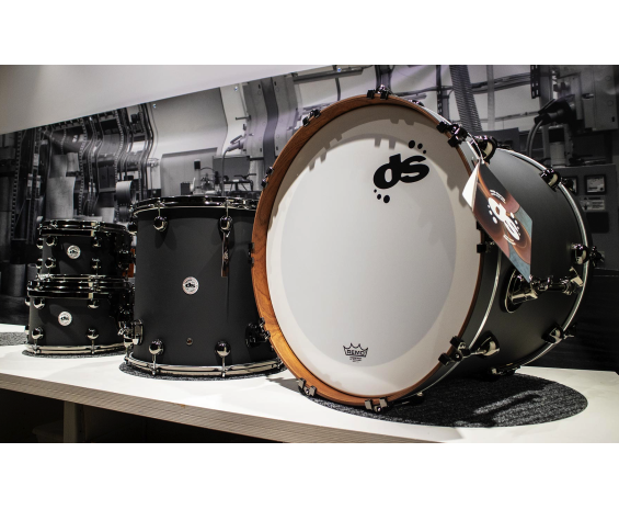 סט תופים מקצועי ds DRUMS Rebel Custom Birch Mahagoni בגימור Deep Black