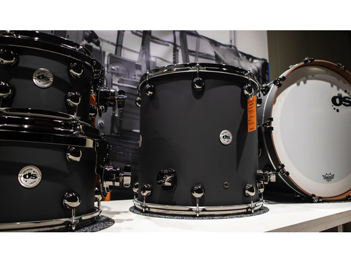 סט תופים מקצועי ds DRUMS Rebel Custom Birch Mahagoni בגימור Deep Black