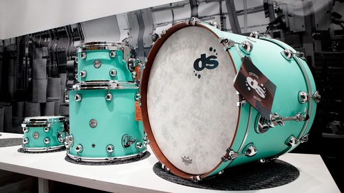 סט תופים מקצועי ds DRUMS Rebel Custom Shop  Birch Mahagony בגימור  Cadillac Green