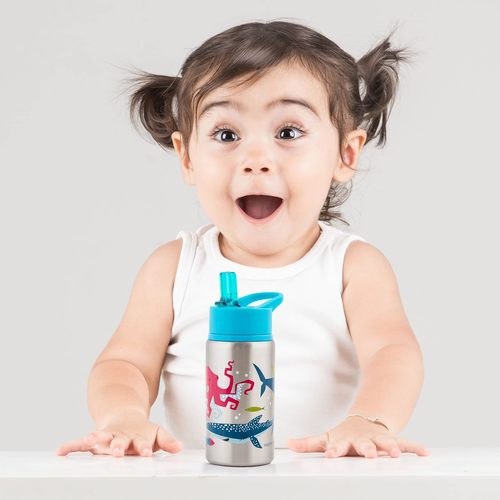 פעוטה מתפעלת מ ילד שותה מבקבוק תרמי כרישים עם לולאת נשיאה
