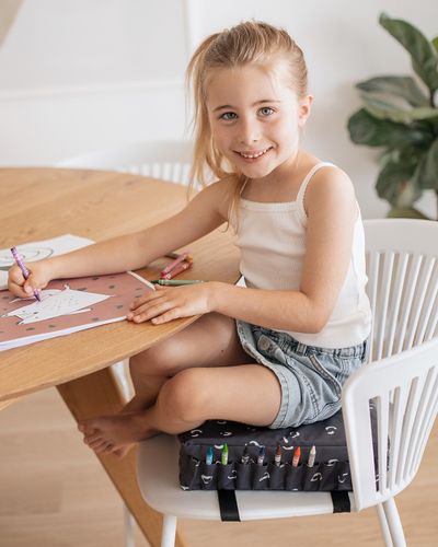 בוסטר/מושב הגבהה לאוכל וליצירה כולל סט צבעים וחוברת צביעה - צ'רקול פטריות