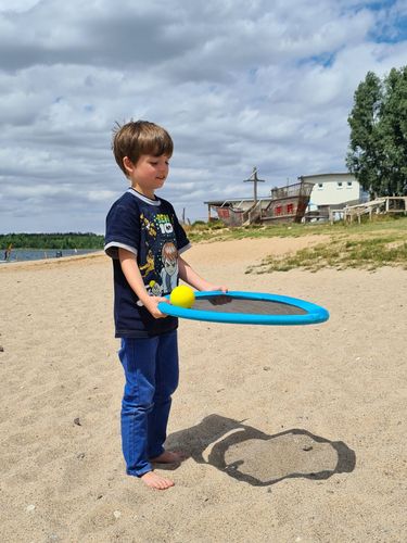 זוג מחבטי טרמפולינה עגולים ענקיים עם ידיות למשחק + 2 כדורים (לחצר ולים)