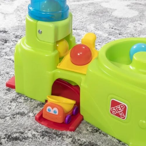 מגדל פעילות עם 2 משאיות ו10 כדורים STEP2