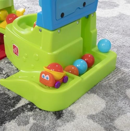 מגדל פעילות עם 2 משאיות ו10 כדורים STEP2
