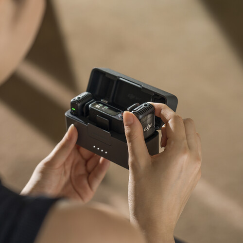 DJI Mic 2 מערכת מיקרופוני דש קומפקטית אלחוטית זוג משדרים ומקלט עבור מצלמה/סמארטפון - יבואן רשמי