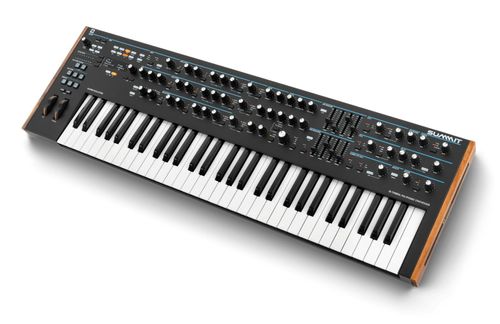 זוית נוספת Novation Summit synthesizer top right