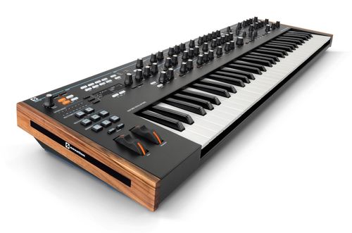 זוית נוספת Novation Summit synthesizer top left