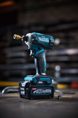 מברגת אימפקט נטענת עם 2 סוללות 4 אמפר ומטען - MAKITA TD001G 40V BL
