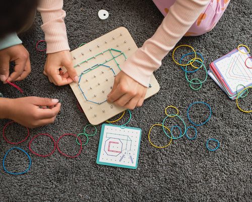 משחק לוח מסמרים וגומיות לבניית צורות גיאומטריות ודמויות Geoboard