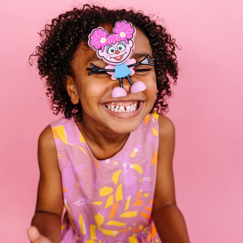 חברים זוהרים באמבטיה רחוב סומסום - שתי קוביות זוהרות במים ובובת חבר אבי קדבי