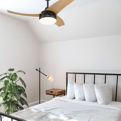 מאוורר תקרה ווסטינגהאוס 42″ LONGWOOD שחור/עץ אלון עם שלט ולד מובנה 24W, מנוע DC