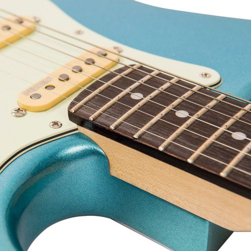 זוית נוספת Vintage V6 Reissued Electric Guitar ~ Candy Apple Blue