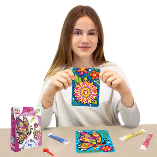 תיק יצירה לילדים: הגן הסודי עם 12 צבעי חול ו 2 תמונות דבק מאוירות