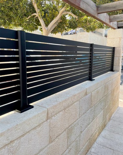 גדר אלומיניום בשילוב לוחות - בעיצוב אישי 