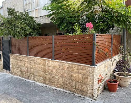 גדר אלומיניום דמוי עץ - רוחב שלבים 4 / 7 ס