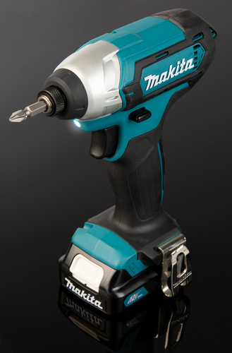 מברגת אימפקט נטענת עם 2 סוללות 1.5 אמפר ומטען - MAKITA TD110DWYE 110N/m 12V