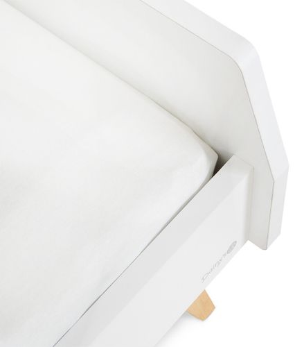 מיטת מעבר מעוצבת מעץ קרוליין Caroline עם מעקה נייד ניתן להסרה - לבן + טבעי