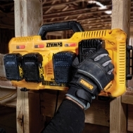 מטען 10.8V/18V/54V מהיר קוואטרו Dewalt DCB104
