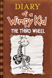 Diary of a wimpy kid 7 the third wheel יומנו של חנון 7 הצלע השלישית באנגלית (יד 2 כחדש)  שונות 