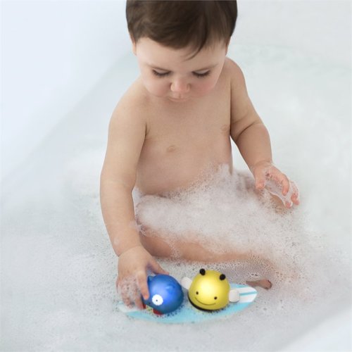 חיות גולשות ומאירות באמבטיה