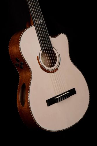 גיטרה קלאסית מוגברת CUTAWAY עם ארגז CORT Solencanto