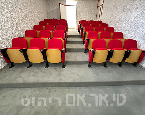 אולם יבישות עם כסאות אודיטוריום