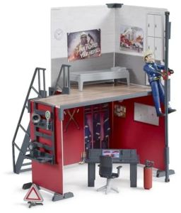 תחנת כיבוי אש דו-קומתית עם דמות כבאי ומגוון אביזרים